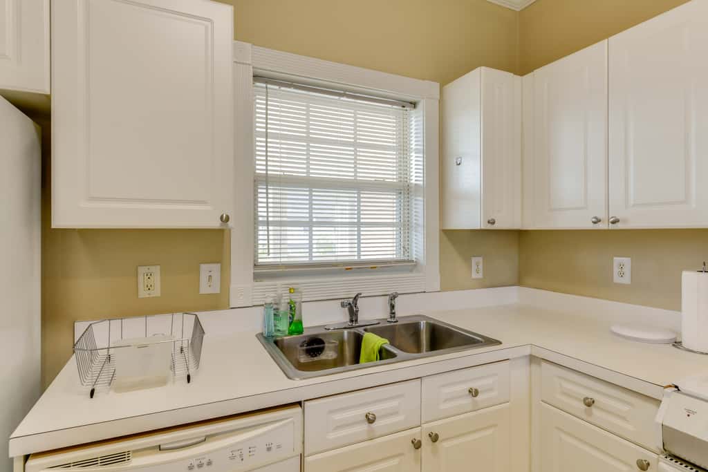 Charming Condo w/ Balcony, 1 Mi to UNC Charlotte!