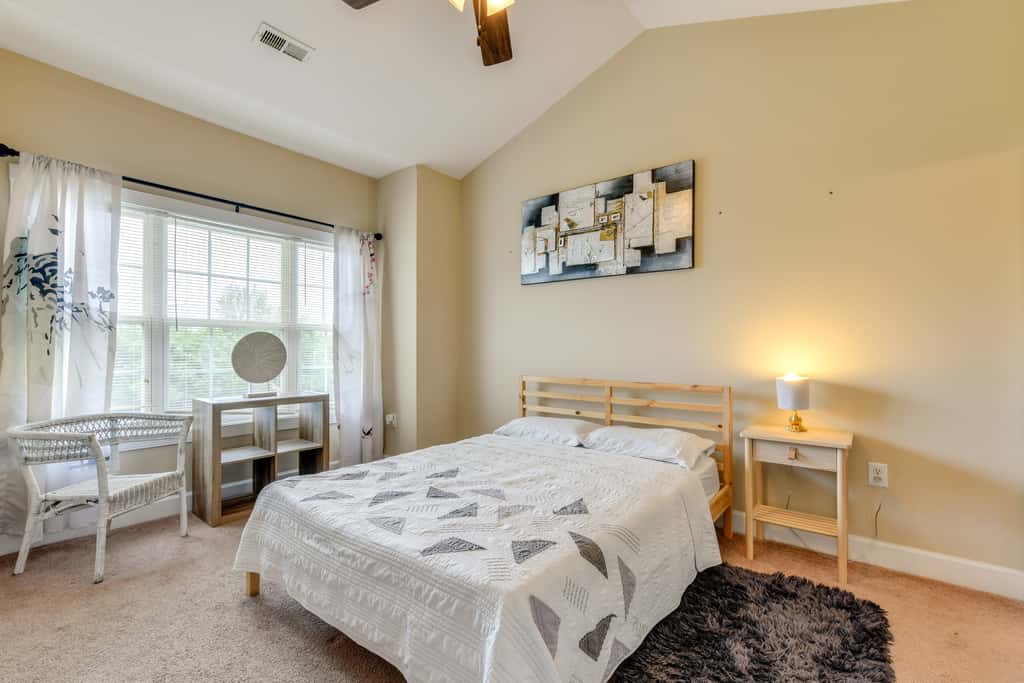 Charming Condo w/ Balcony, 1 Mi to UNC Charlotte!
