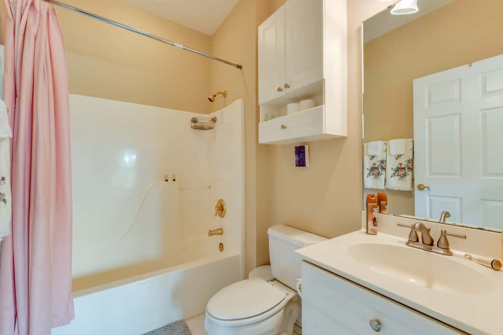 Charming Condo w/ Balcony, 1 Mi to UNC Charlotte!