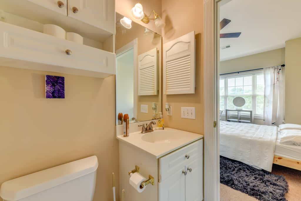 Charming Condo w/ Balcony, 1 Mi to UNC Charlotte!