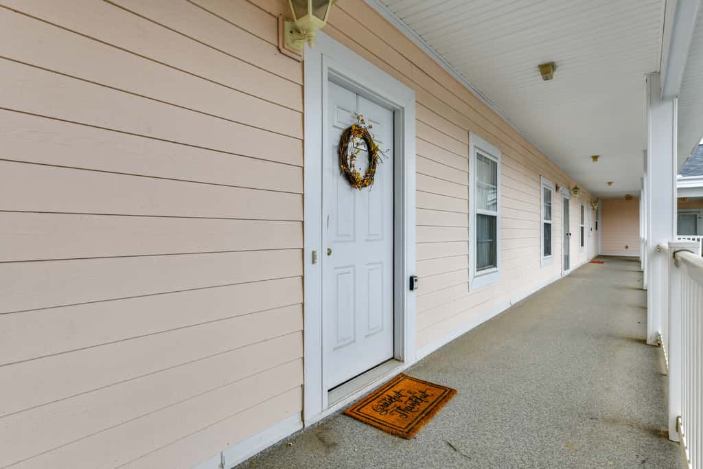 Charming Condo w/ Balcony, 1 Mi to UNC Charlotte!