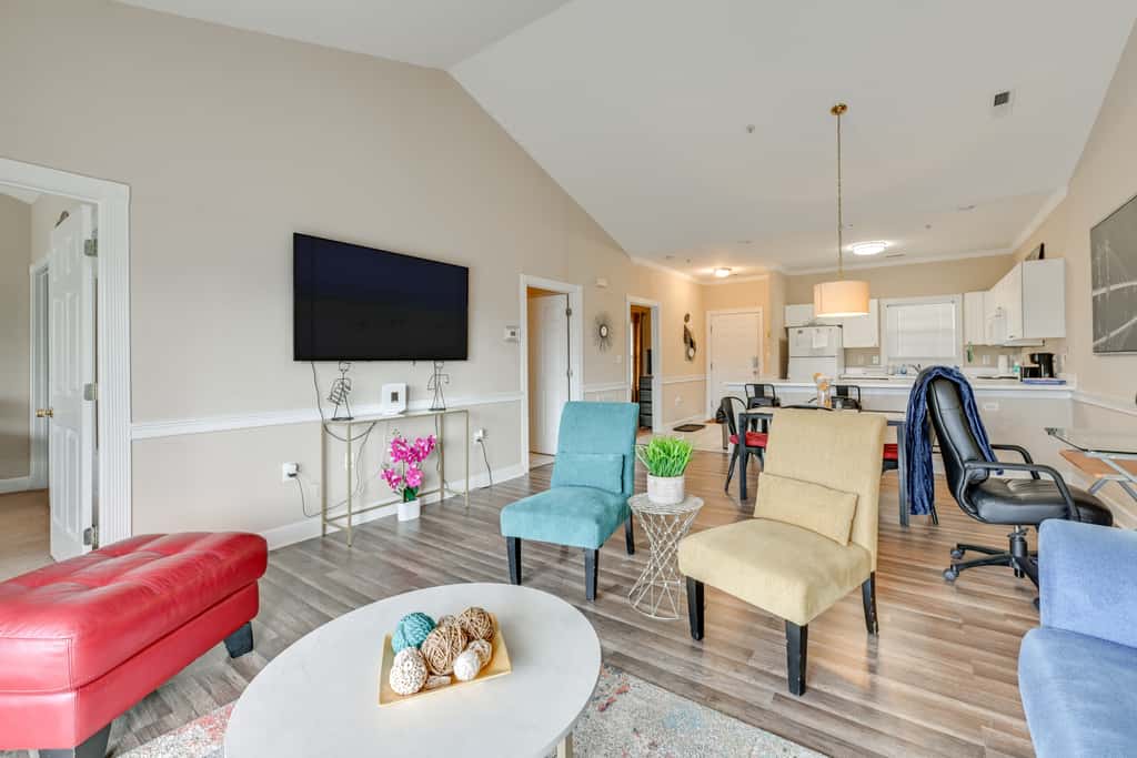 Charming Condo w/ Balcony, 1 Mi to UNC Charlotte!