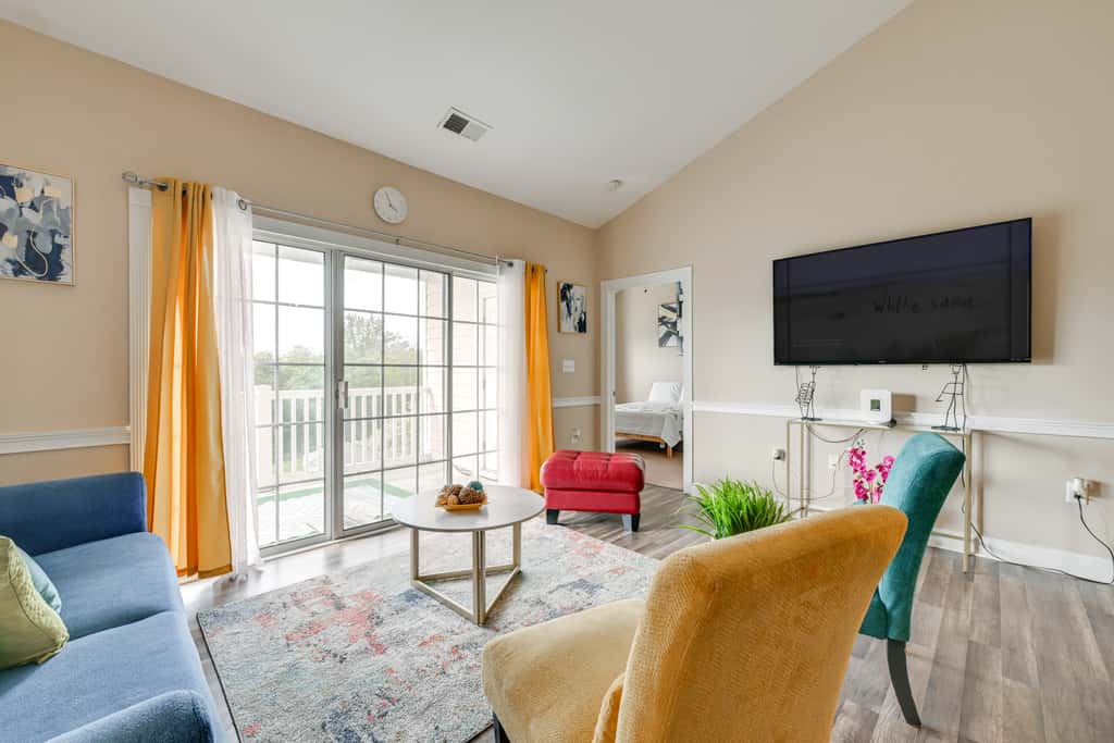 Charming Condo w/ Balcony, 1 Mi to UNC Charlotte!