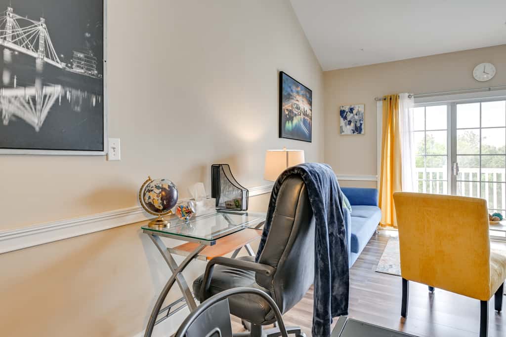 Charming Condo w/ Balcony, 1 Mi to UNC Charlotte!