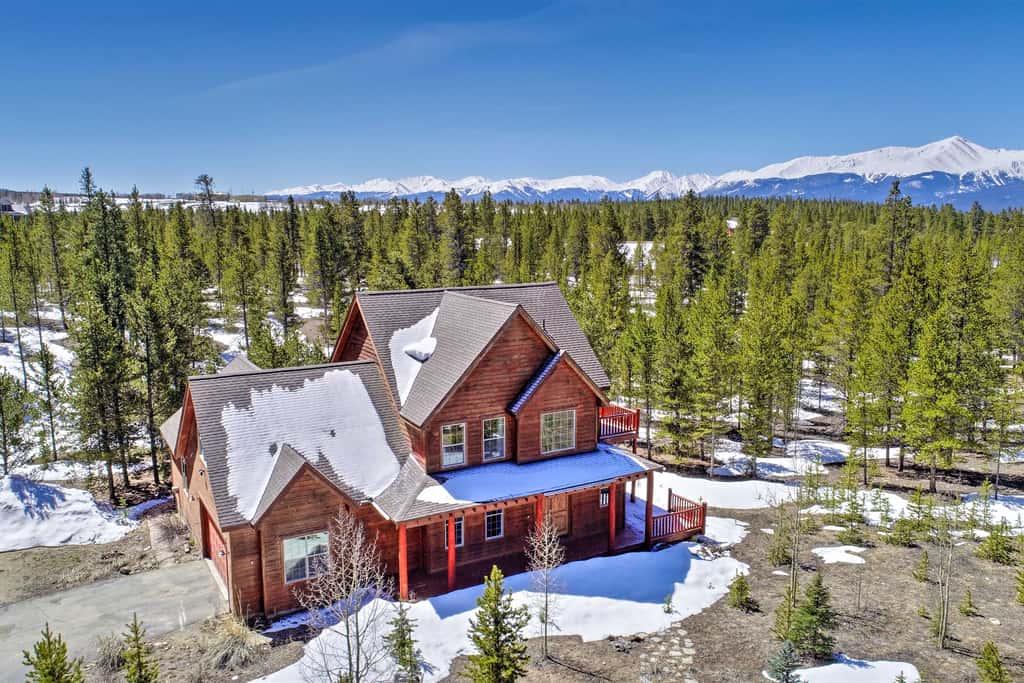 'Rocky Bear Lodge' on 2 Acres Near Turquoise Lake