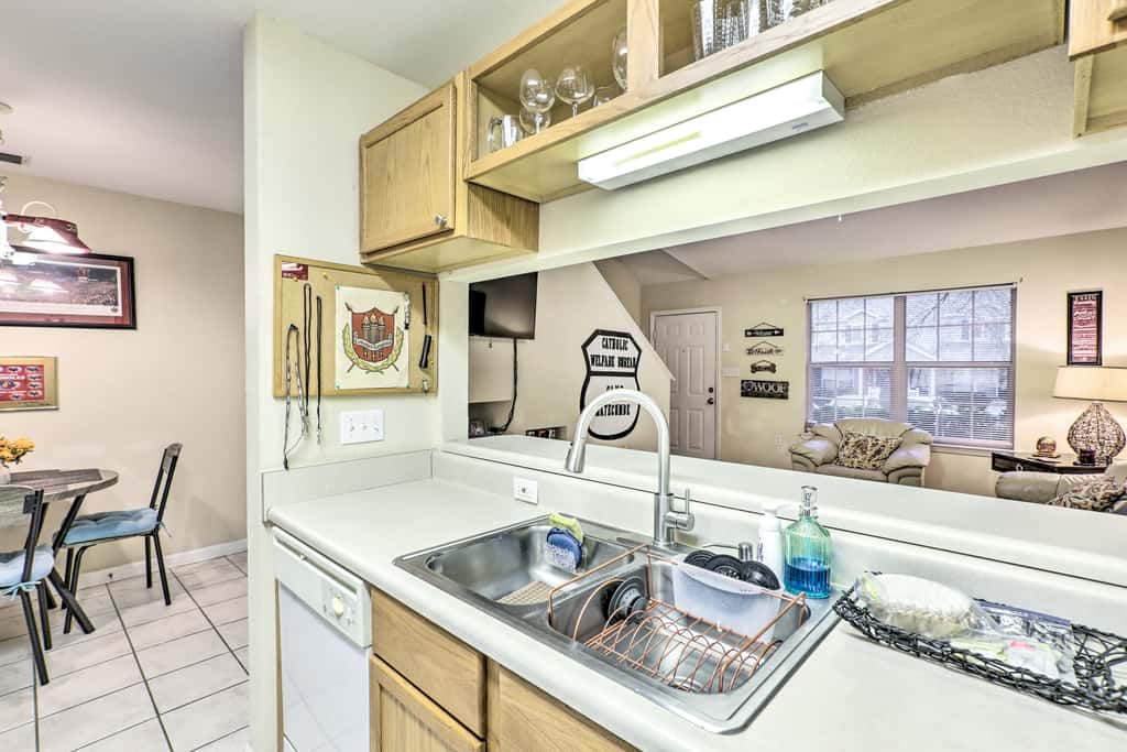 Tallahassee Townhome 4 Mi to College Town!
