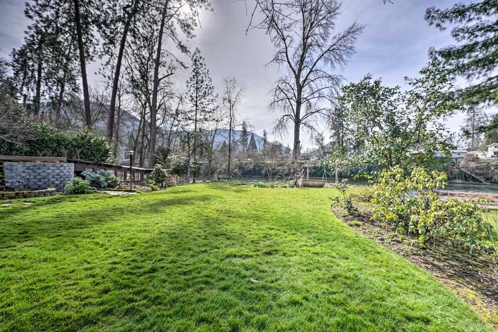Hot Tub & Views: Spacious Getaway on Rogue River
