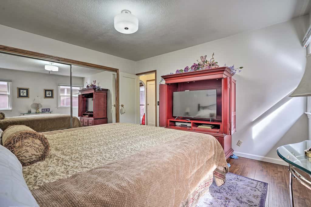 Hot Tub & Views: Spacious Getaway on Rogue River