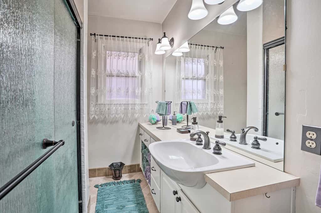 Hot Tub & Views: Spacious Getaway on Rogue River