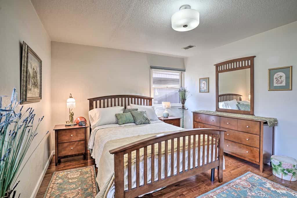 Hot Tub & Views: Spacious Getaway on Rogue River