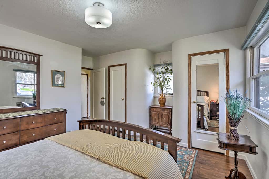 Hot Tub & Views: Spacious Getaway on Rogue River