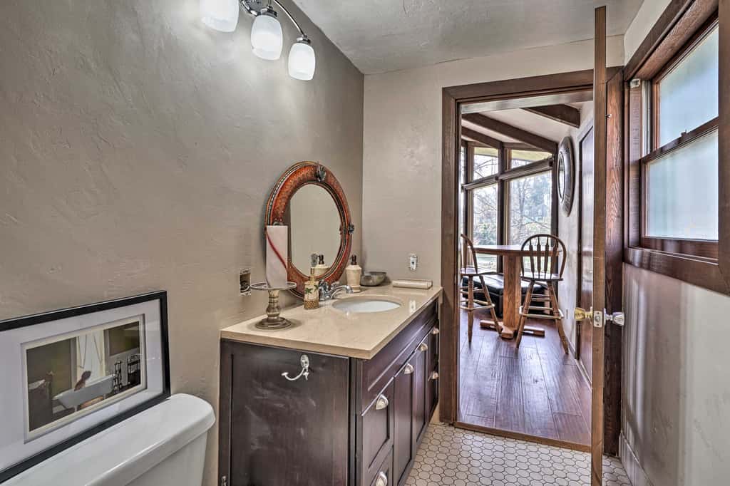 Hot Tub & Views: Spacious Getaway on Rogue River