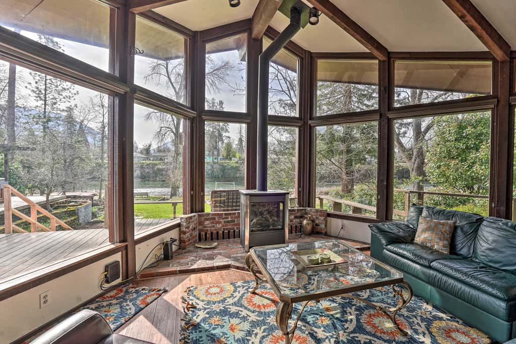 Hot Tub & Views: Spacious Getaway on Rogue River