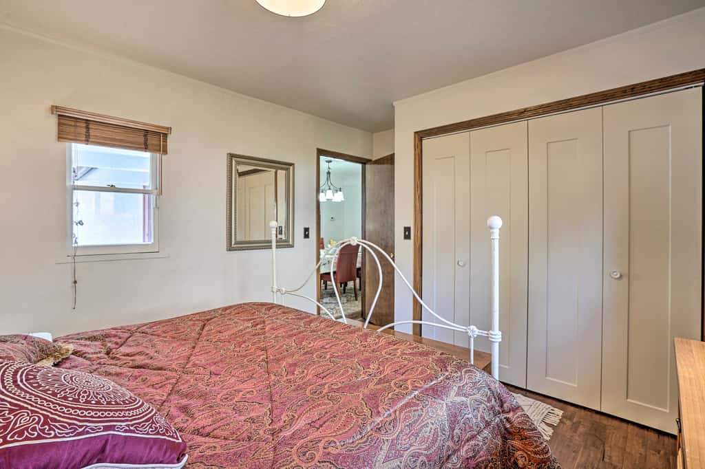 Hot Tub & Views: Spacious Getaway on Rogue River