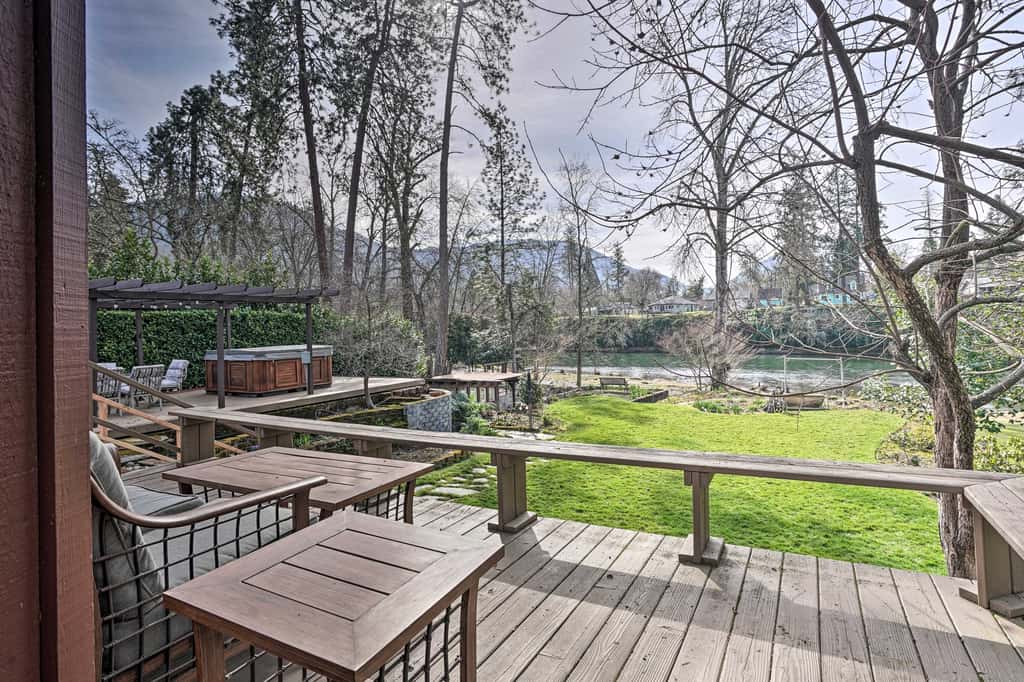 Hot Tub & Views: Spacious Getaway on Rogue River