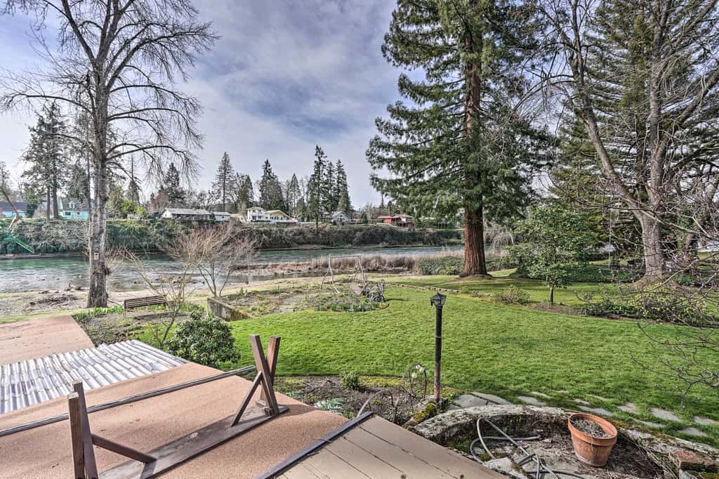 Hot Tub & Views: Spacious Getaway on Rogue River