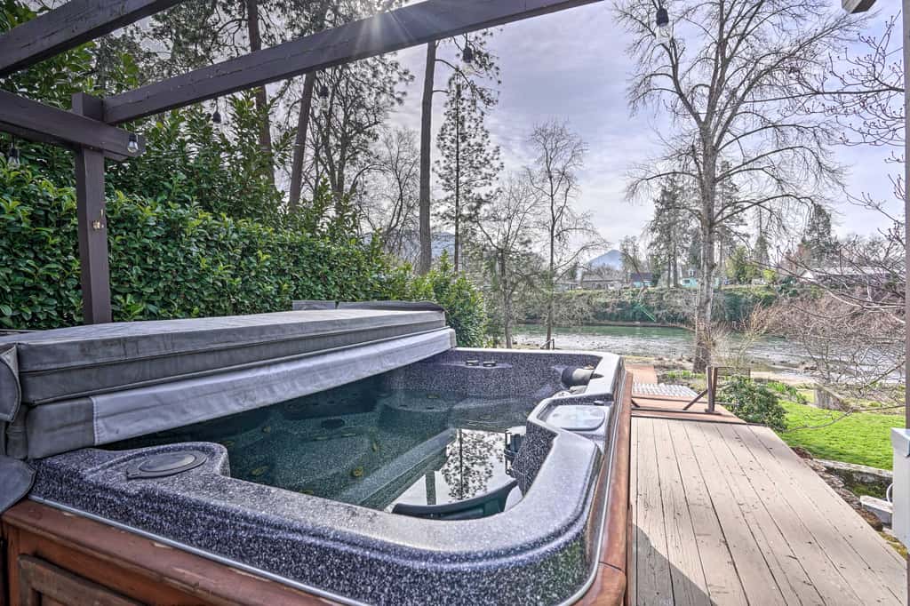Hot Tub & Views: Spacious Getaway on Rogue River