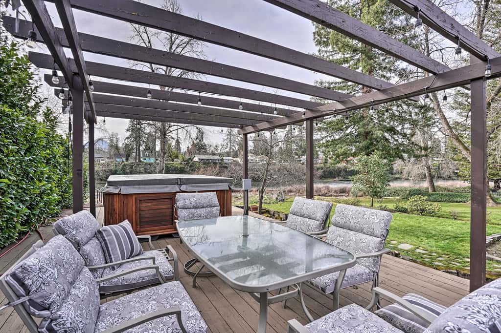Hot Tub & Views: Spacious Getaway on Rogue River