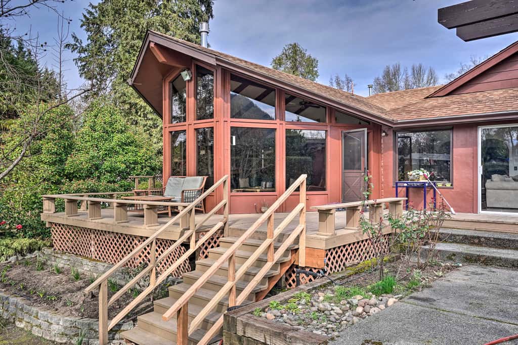Hot Tub & Views: Spacious Getaway on Rogue River