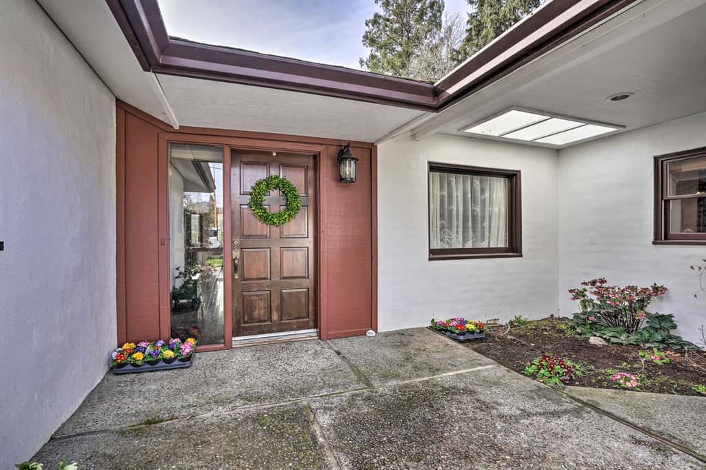 Hot Tub & Views: Spacious Getaway on Rogue River