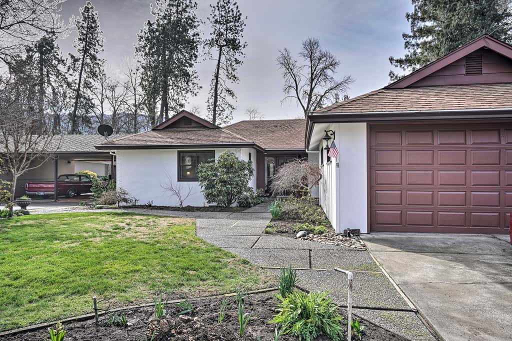 Hot Tub & Views: Spacious Getaway on Rogue River