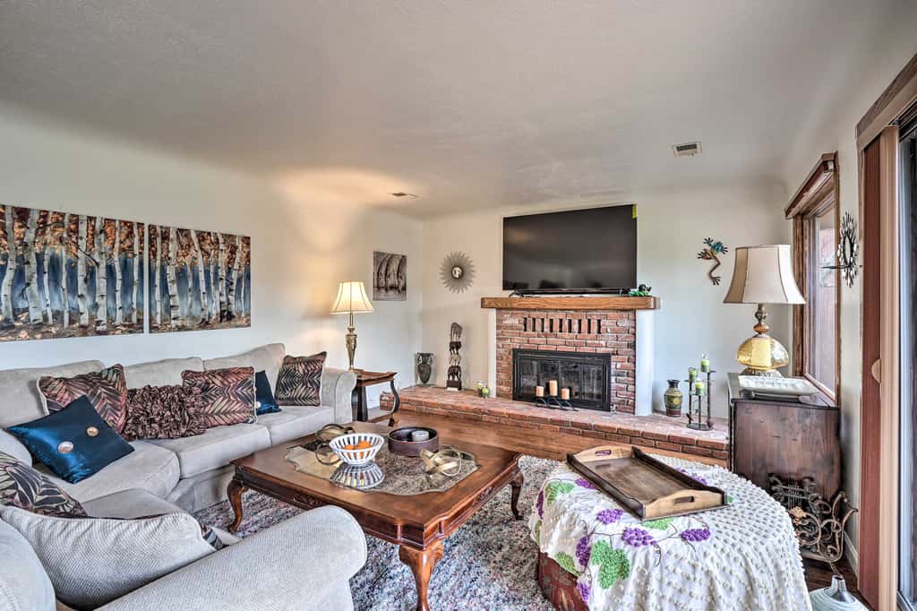 Hot Tub & Views: Spacious Getaway on Rogue River