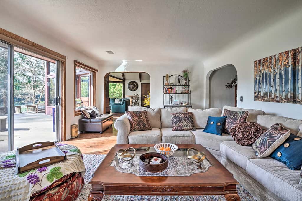 Hot Tub & Views: Spacious Getaway on Rogue River