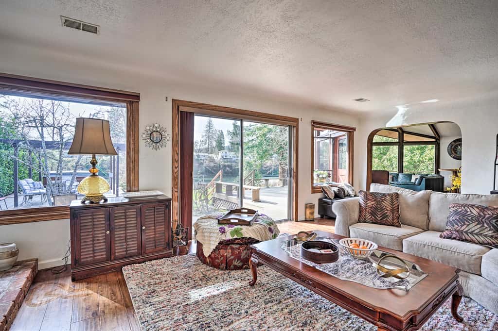 Hot Tub & Views: Spacious Getaway on Rogue River