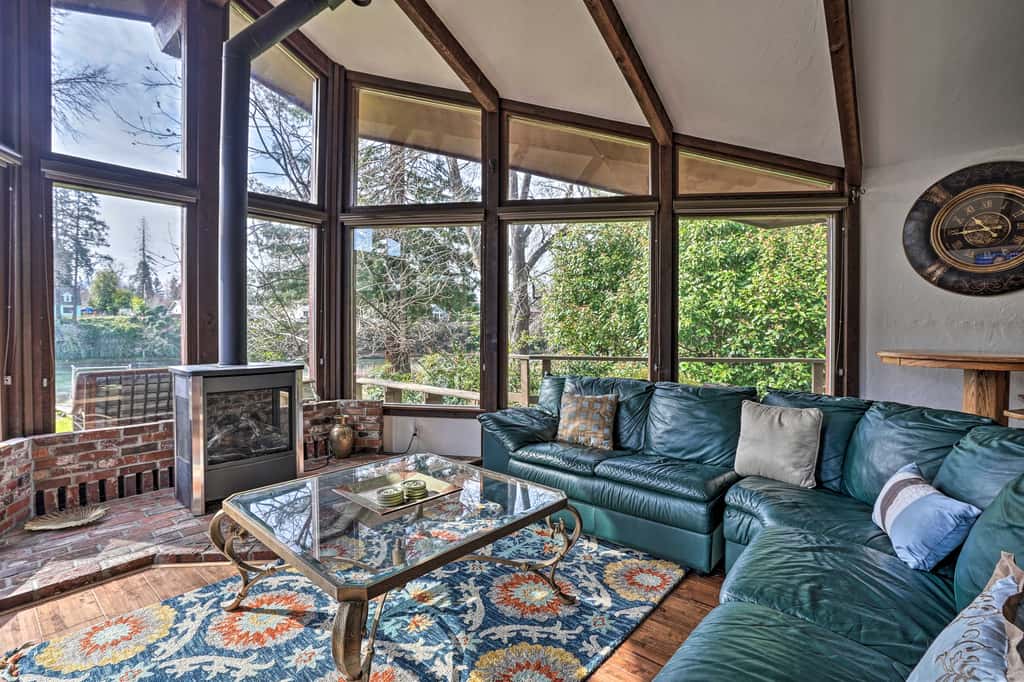Hot Tub & Views: Spacious Getaway on Rogue River