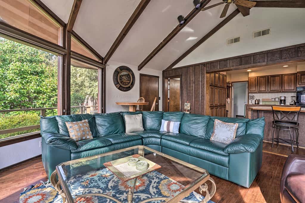 Hot Tub & Views: Spacious Getaway on Rogue River