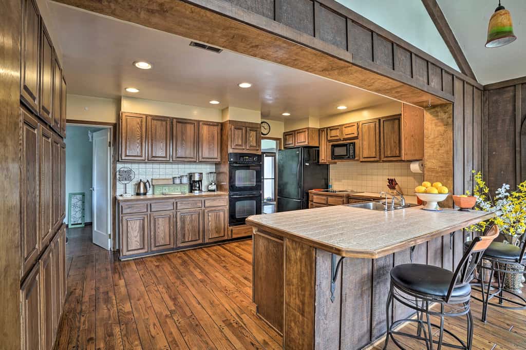 Hot Tub & Views: Spacious Getaway on Rogue River