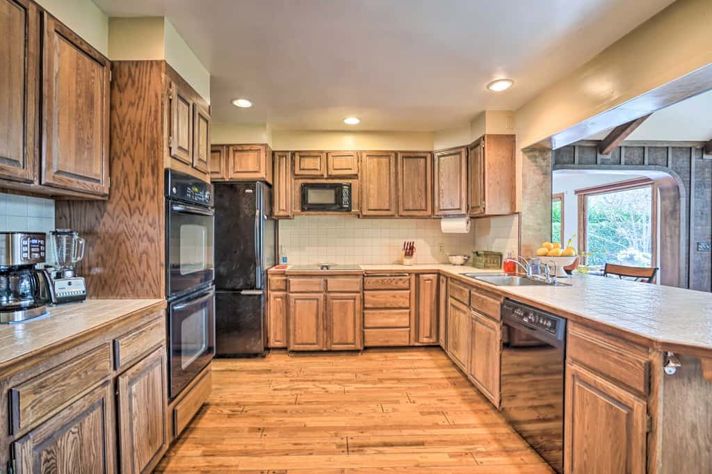 Hot Tub & Views: Spacious Getaway on Rogue River