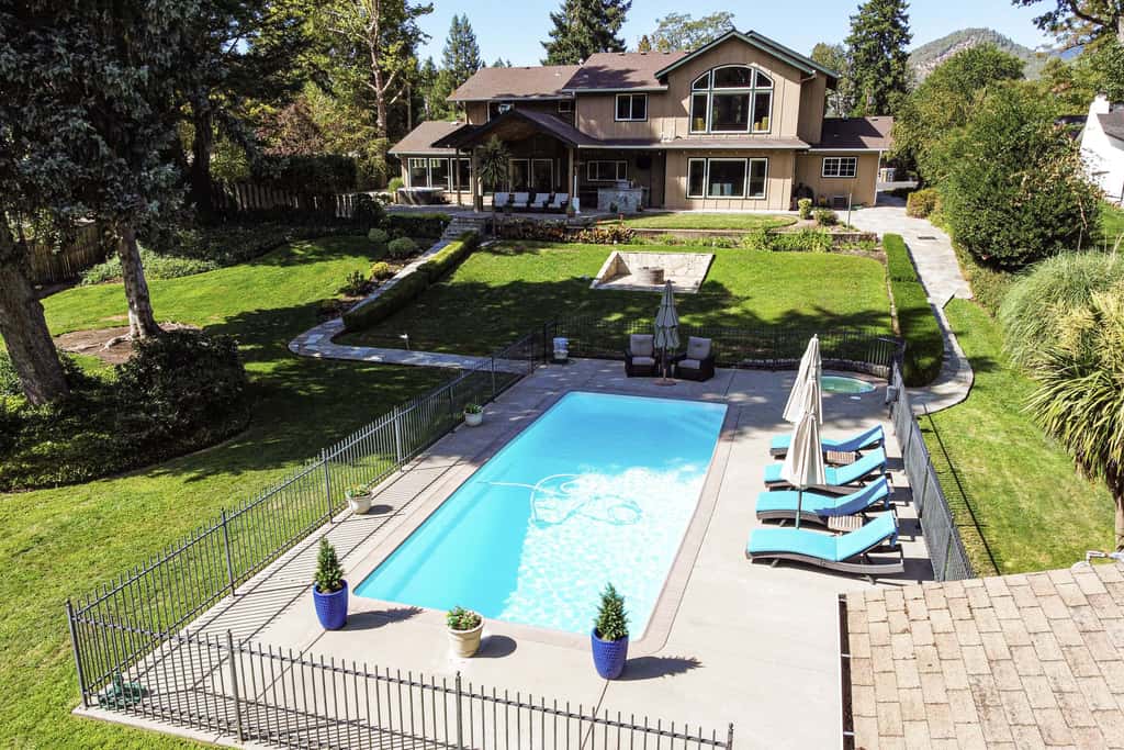 Lovely Riverfront Grants Pass Home: Pool & Hot Tub