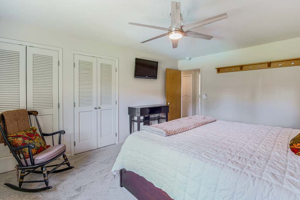 Lovely Riverfront Grants Pass Home: Pool & Hot Tub