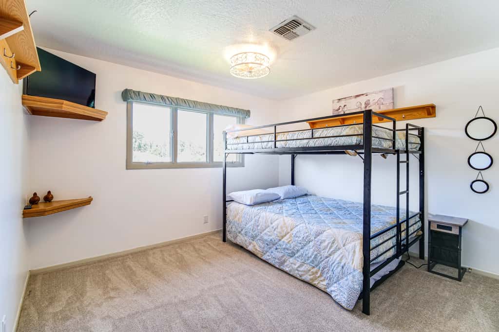 Lovely Riverfront Grants Pass Home: Pool & Hot Tub