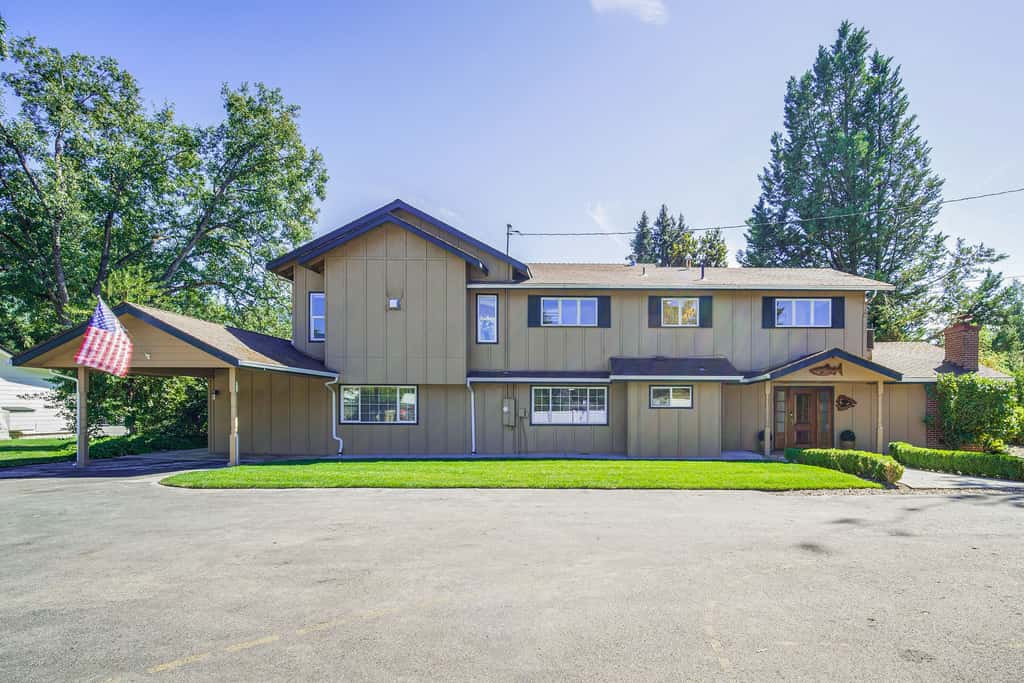 Lovely Riverfront Grants Pass Home: Pool & Hot Tub