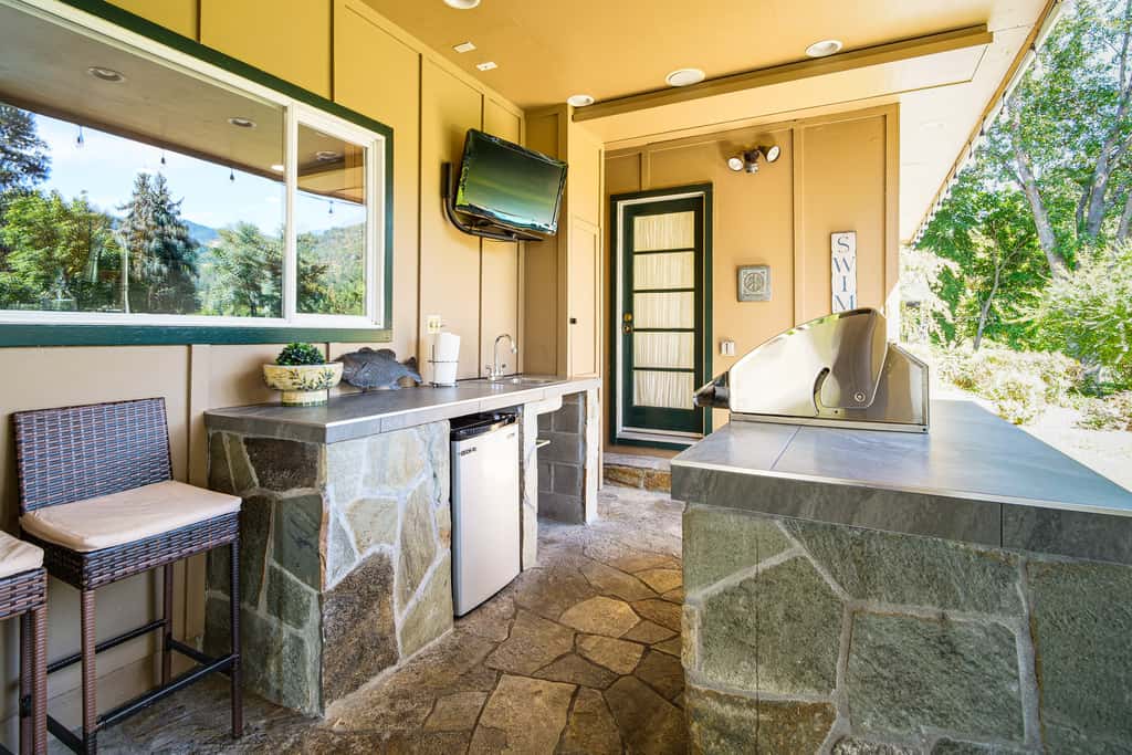 Lovely Riverfront Grants Pass Home: Pool & Hot Tub