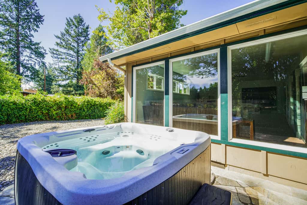 Lovely Riverfront Grants Pass Home: Pool & Hot Tub