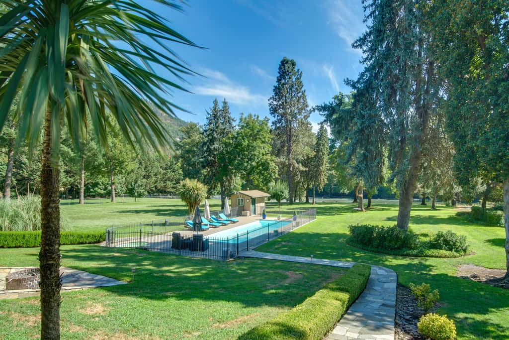 Lovely Riverfront Grants Pass Home: Pool & Hot Tub