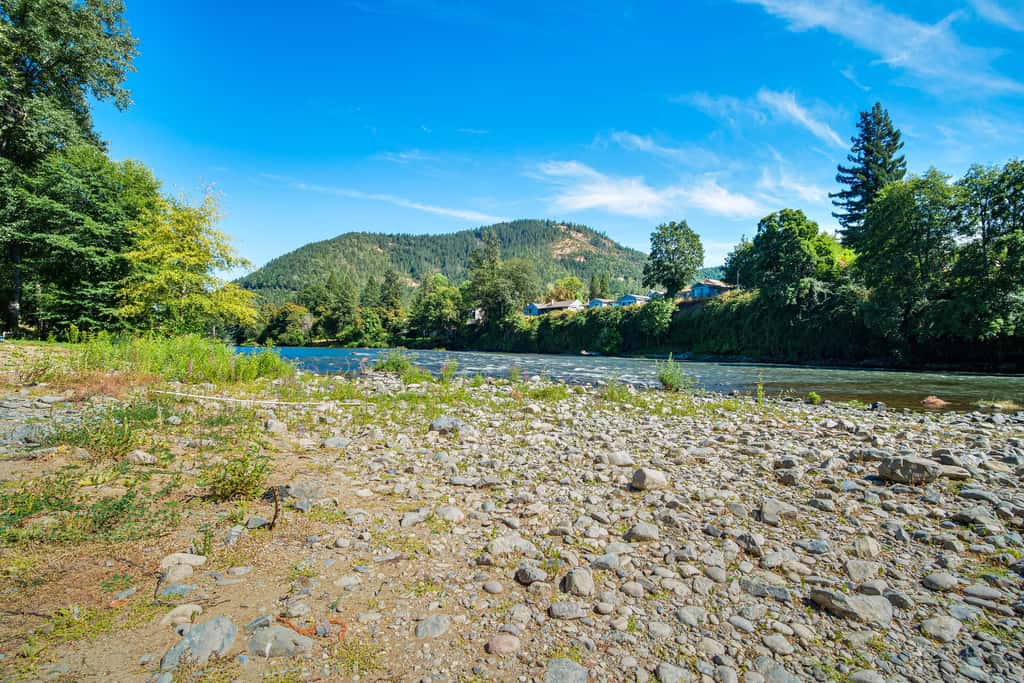 Lovely Riverfront Grants Pass Home: Pool & Hot Tub