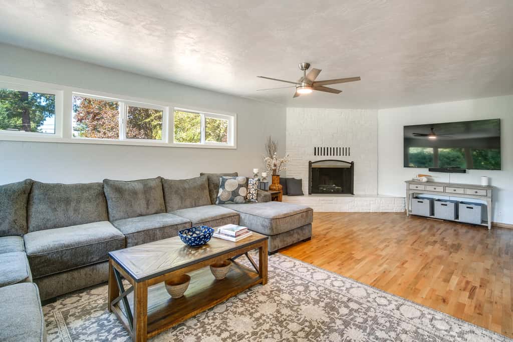 Lovely Riverfront Grants Pass Home: Pool & Hot Tub