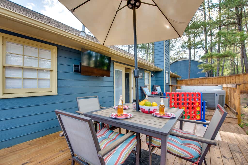 4 Mi to Airport: Atlanta Home w/ Deck & Hot Tub