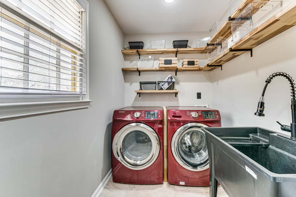 4 Mi to Airport: Atlanta Home w/ Deck & Hot Tub