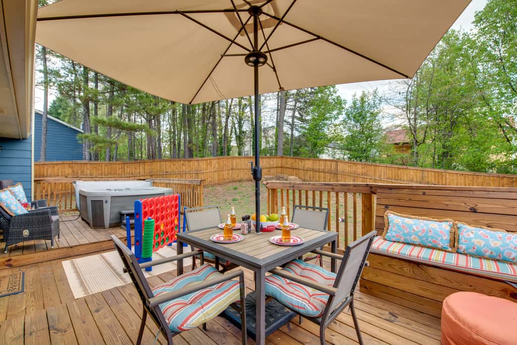 4 Mi to Airport: Atlanta Home w/ Deck & Hot Tub