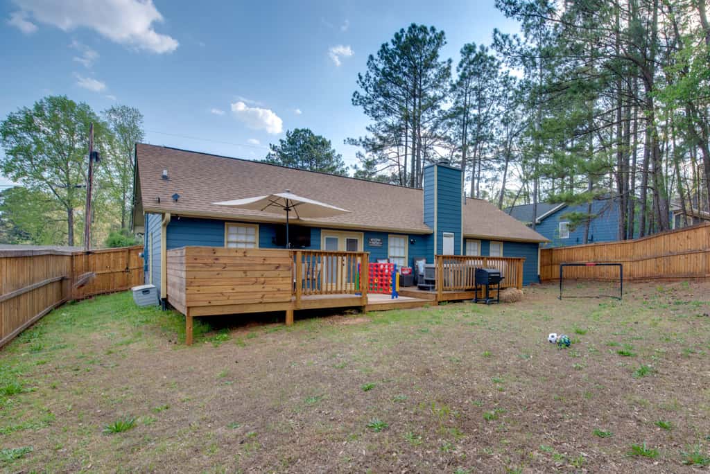 4 Mi to Airport: Atlanta Home w/ Deck & Hot Tub