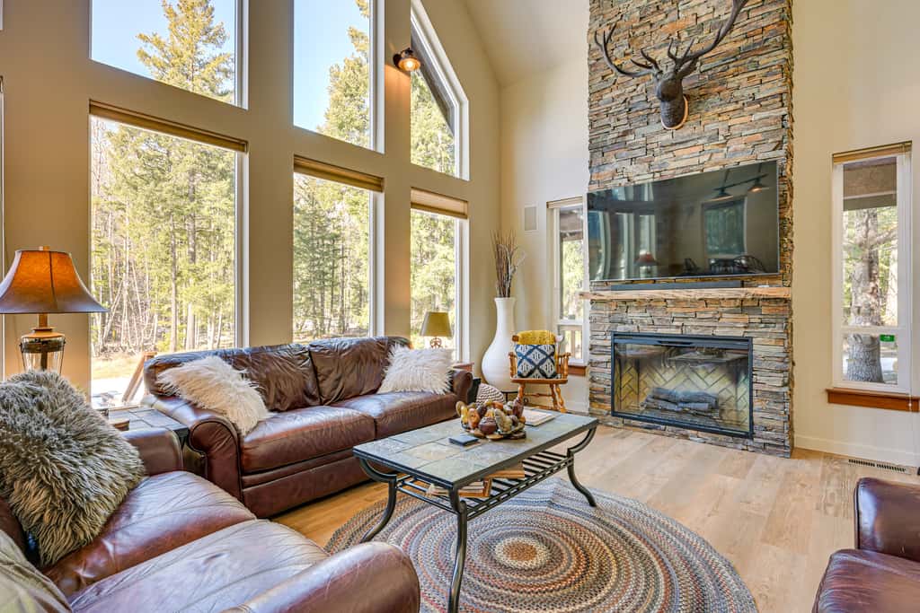 Mtn-View Packwood Cabin: Hot Tub, Deck & Fire Pit