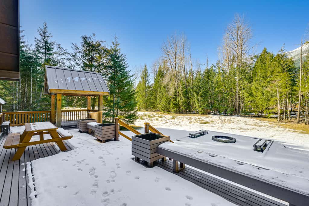 Mtn-View Packwood Cabin: Hot Tub, Deck & Fire Pit