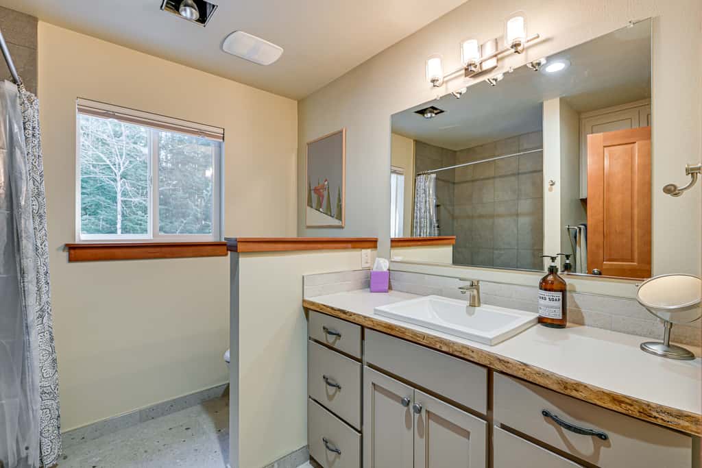 Mtn-View Packwood Cabin: Hot Tub, Deck & Fire Pit