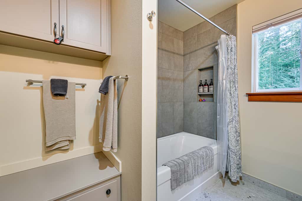 Mtn-View Packwood Cabin: Hot Tub, Deck & Fire Pit