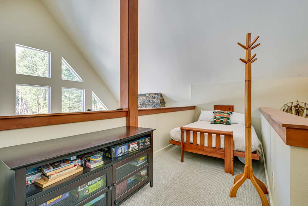 Mtn-View Packwood Cabin: Hot Tub, Deck & Fire Pit